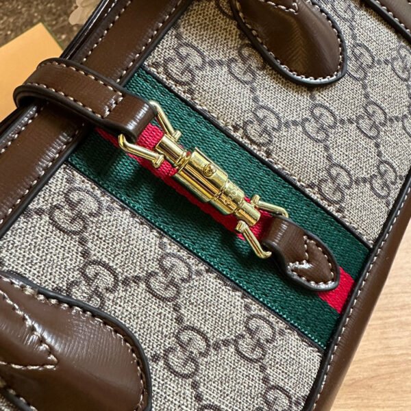 Small tote with piston closure