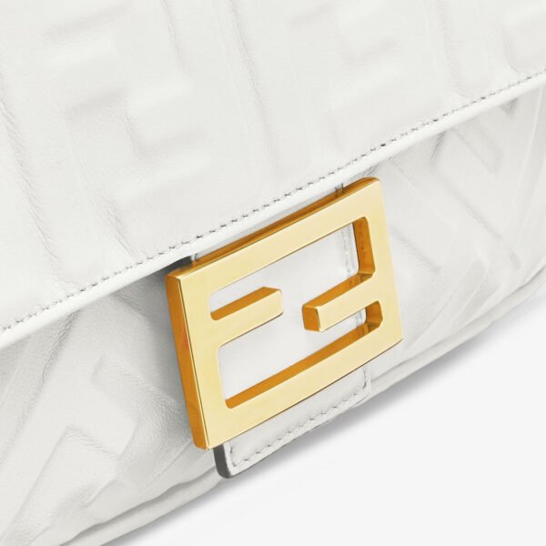 033E8578-A8E8-0C0C-A78B-D57FBD58DE9C.jpg Fendi Baguette Medium