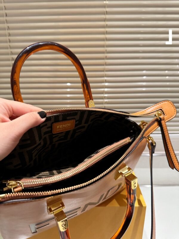 096E43FB-5040-D048-47D3-3BA24C8C5E5E.jpg Fendi By The Way Medium - White