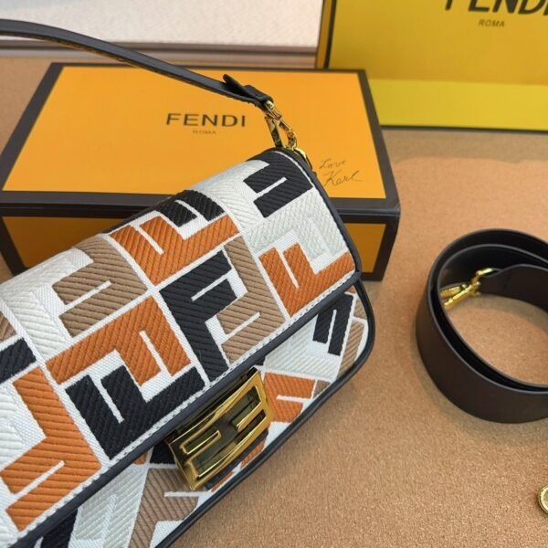 135E9D23-15EB-9F05-E5E6-B3A62EA47697.jpg Fendi Baguette Medium