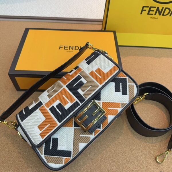 16372993-5D2A-A39A-8192-E3C1C3F1A5BA.jpg Fendi Baguette Medium