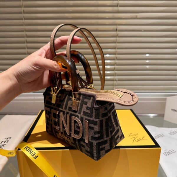 19E09ADC-FAD8-11B9-E73C-81BE2771F306.jpg Fendi By The Way Mini