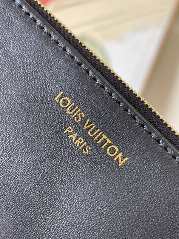 Louis Vuitton M12068 Coussin Hobo MM