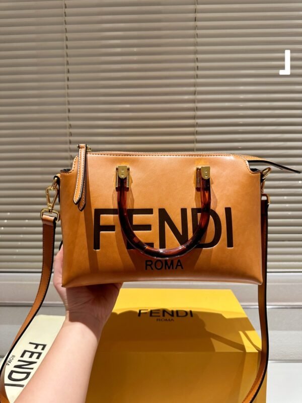 1CED9A42-5FBA-D65D-D726-D362DFE063D6.jpg Fendi By The Way Medium - White