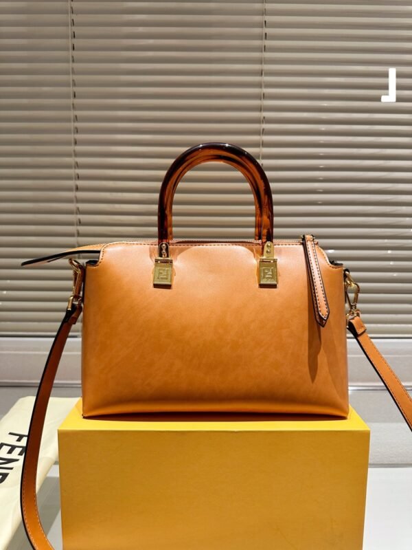 25E407C5-CDE9-A3B7-7F10-9C623B5C01C1.jpg Fendi By The Way Medium - White