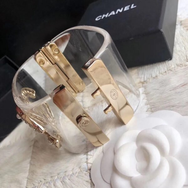 28ABC562-5AE6-0D9F-983F-215CE84AD360.jpg jewelry1