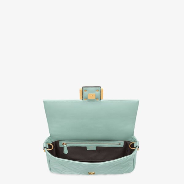 2CD8B8AC-C743-D2ED-E7BA-032D7AF16609.jpg Fendi Baguette Medium