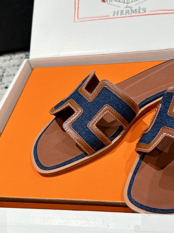 2DA35AD2-0819-B91B-24C7-CD5AD0D04A44.jpg Hermes Women's Oran Sandal