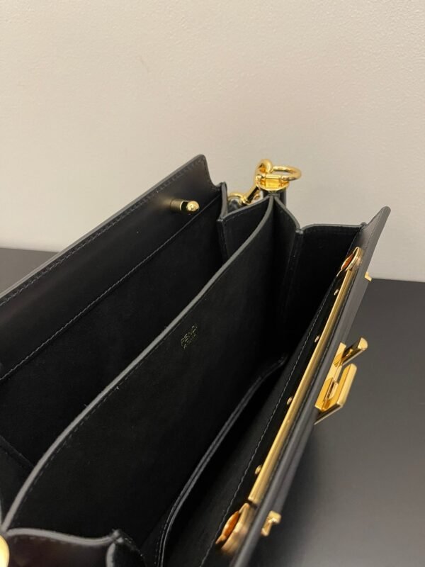 306DE2E0-E33B-FB06-E7E2-4E3EC58C691E.jpg Fendi Touch Bag