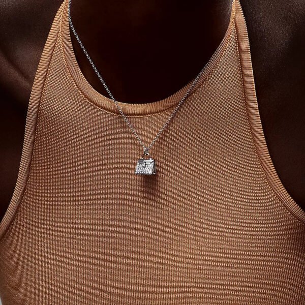 31FC8885-424B-4307-6E7B-C017937A011F.jpg Amulettes Kelly pendant