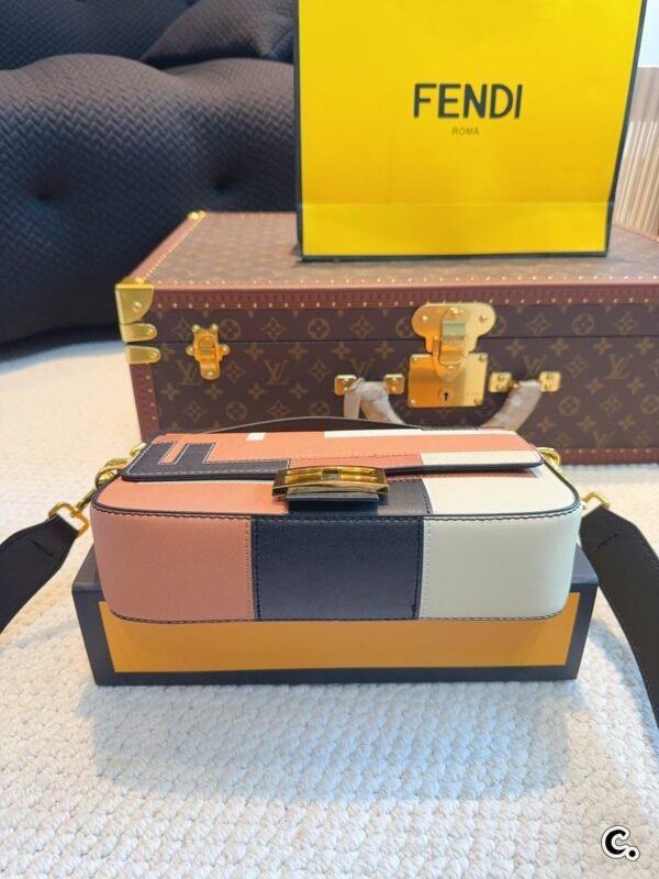 Fendi Baguette Medium - Pink