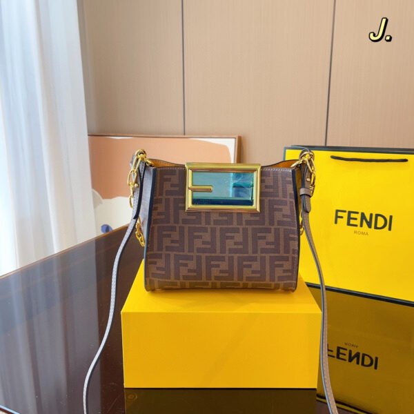36194438-CB25-2091-97D1-46326BFD7170.jpg Fendi By The Way Mini