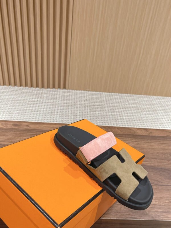 3690B081-D710-A931-0961-3D7474DC6A80.jpg Hermes Unisex Chypre Sandal