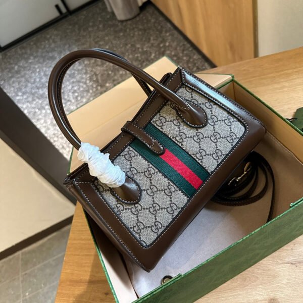 Small tote with piston closure