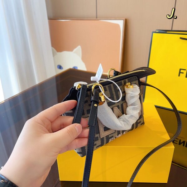 37886592-DCB7-5DC8-E63D-893D953B6C44.jpg Fendi By The Way Mini