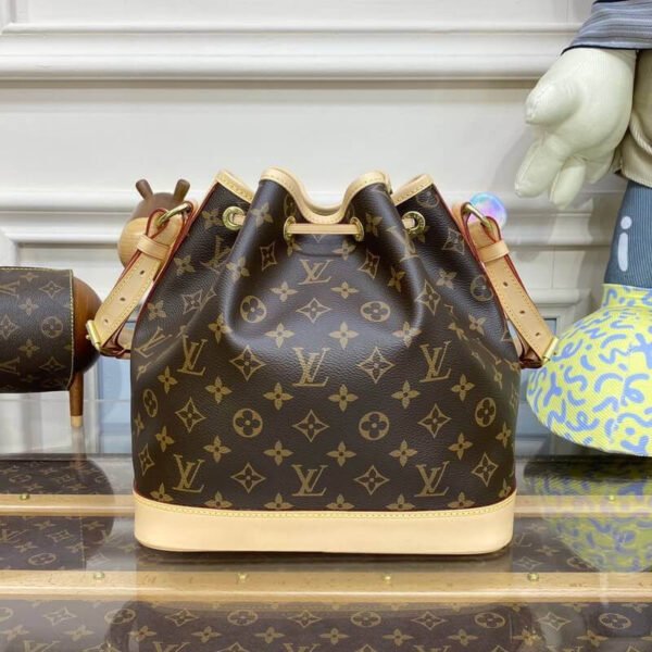 3D8F7CD2-F367-6593-2D91-3AB250859807.jpg Louis Vuitton Petit Noé M46984