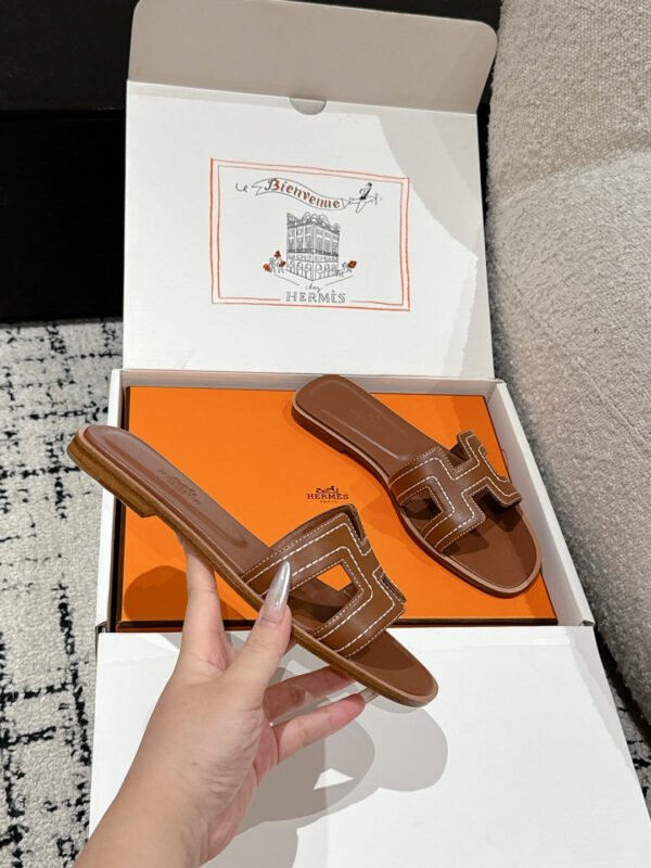3EE88E7E-8C43-30D1-3009-797583C35799.jpg Hermes Women's Oran Sandal