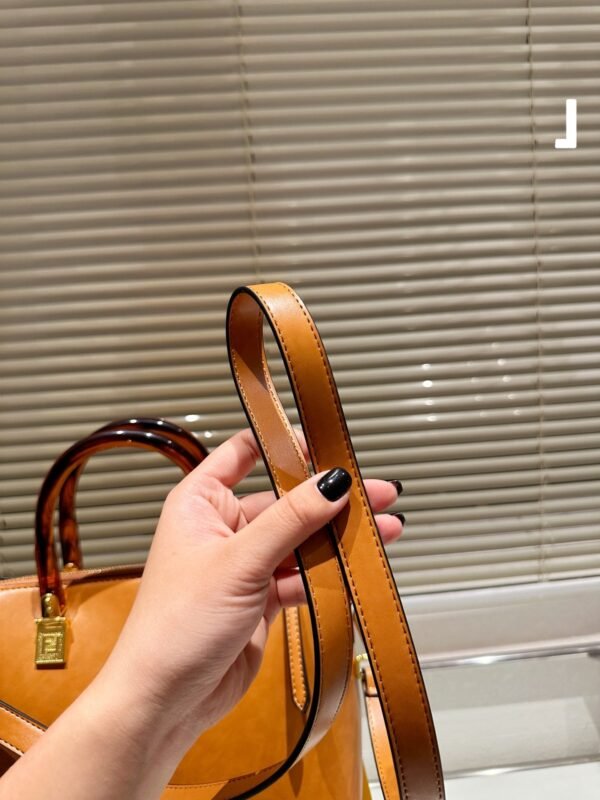 40781905-2B29-8253-2AA6-3993C10A11B1.jpg Fendi By The Way Medium - White