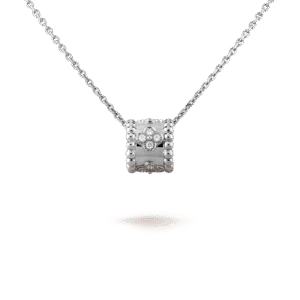 54C516F9-98DC-7E8F-9BC2-52365FD5E539.png Perlee clovers pendant