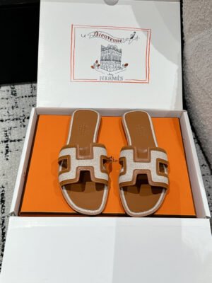 5DF2520A-22E4-A1C1-ECFA-0AEF322947BD.jpg Hermes Women's Oran Sandal