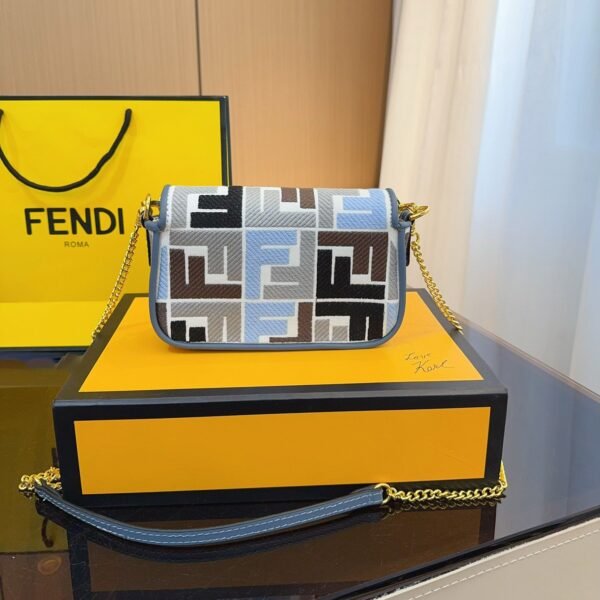 5F99239E-C782-7086-B27F-8995532F031E.jpg Fendi Baguette Mini