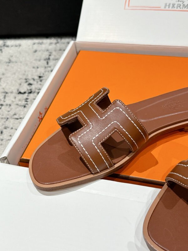 5FBAAE59-9998-B851-961A-153AB7A59932.jpg Hermes Women's Oran Sandal