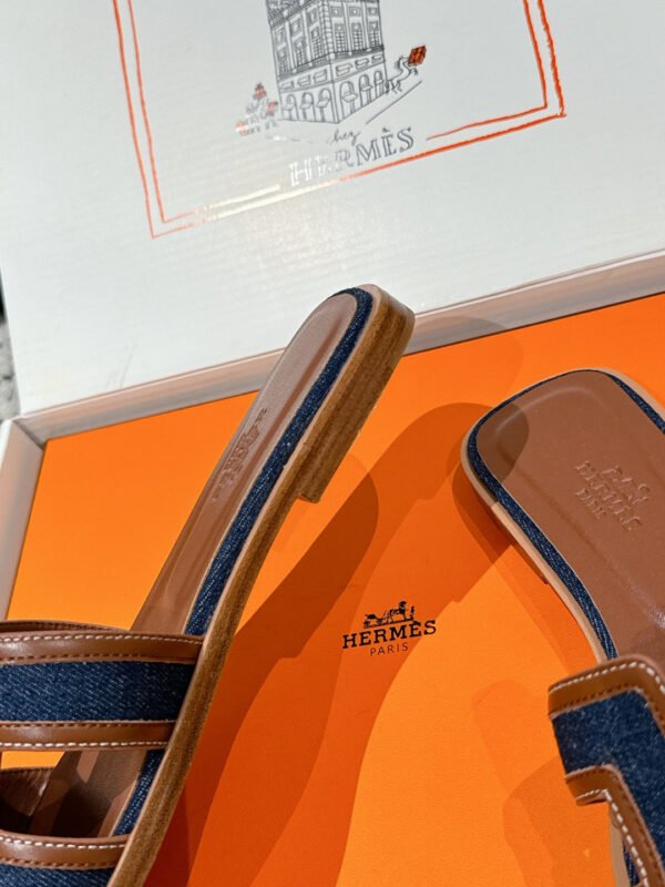 60F5F6D7-B912-33F7-77F6-24D86D1B233B.jpg Hermes Women's Oran Sandal
