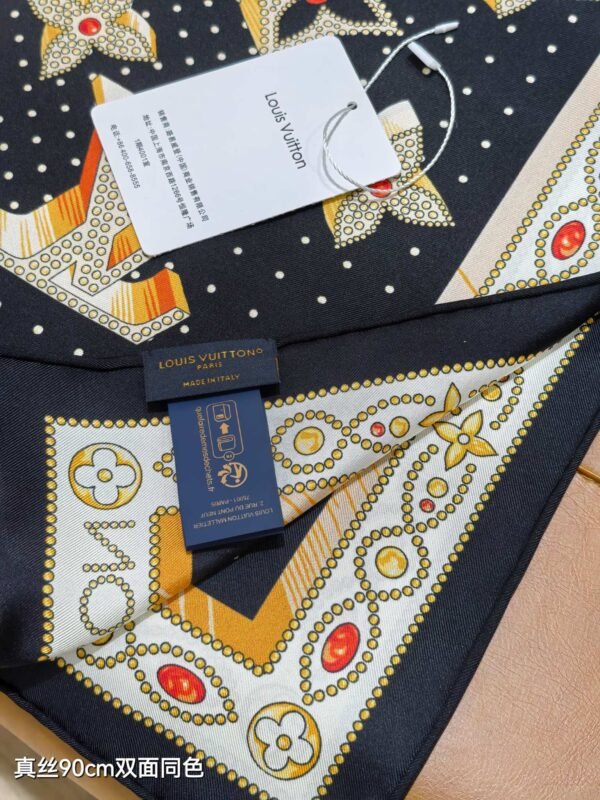 Monogram LV Locks Square 90 M90660