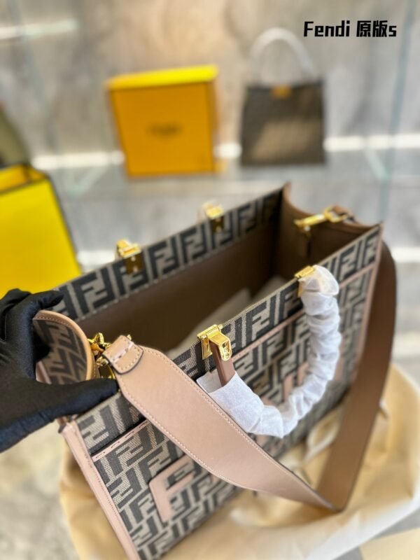 64FB34F3-3E7D-2A2B-716E-FEE3525252F2.jpg Fendi Sunshine Large