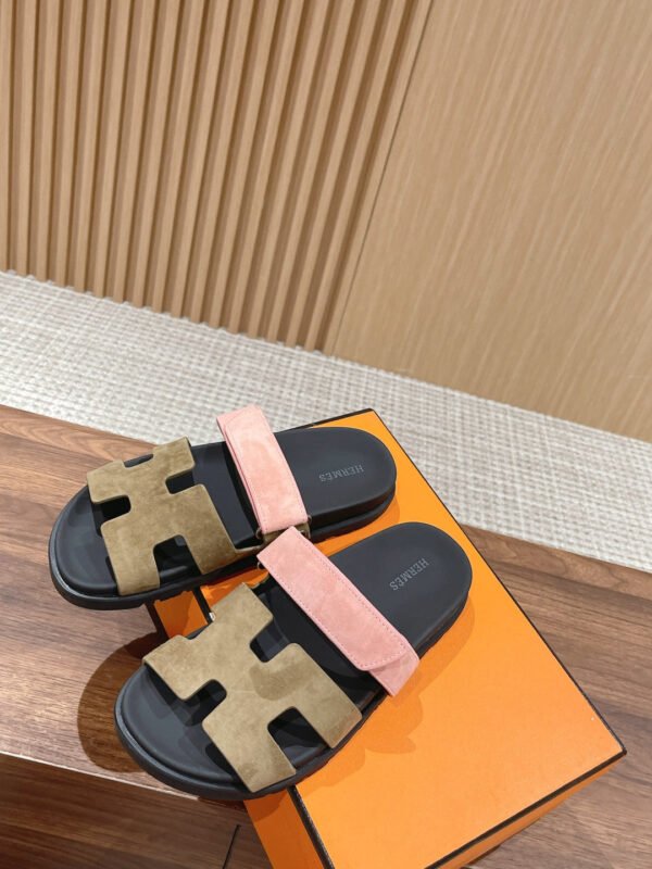 6AF8AFB7-8421-6876-3E8C-93165E4C9958.jpg Hermes Unisex Chypre Sandal