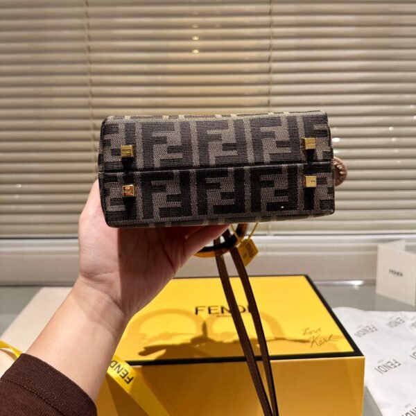 6E6E2B86-B623-75A6-FC51-12BBC5135555.jpg Fendi By The Way Mini