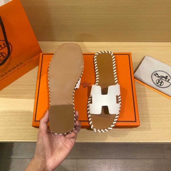 71AE55B3-9A08-8BC0-2632-364E40E72912.jpg Hermes Women's Oran Sandal