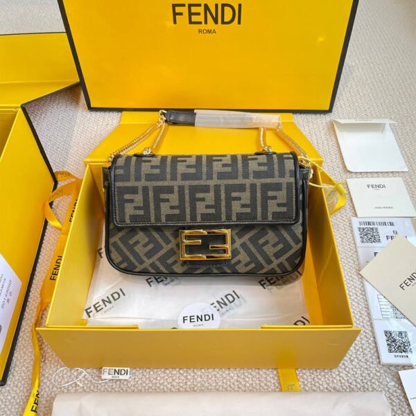 7FD0ABEE-BF84-ED5B-F2CF-BDF894C38CA5.jpg Fendi Baguette Chain Midi