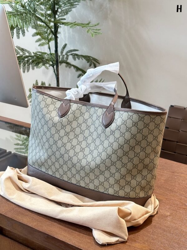 8D581359-C8C4-6626-10C2-2234F5F715C4.jpg OPHIDIA LARGE TOTE BAG