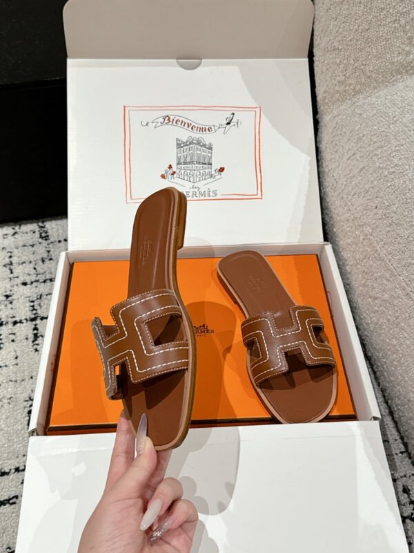 8D8631E4-D343-D812-7457-A4A12165D737.jpg Hermes Women's Oran Sandal