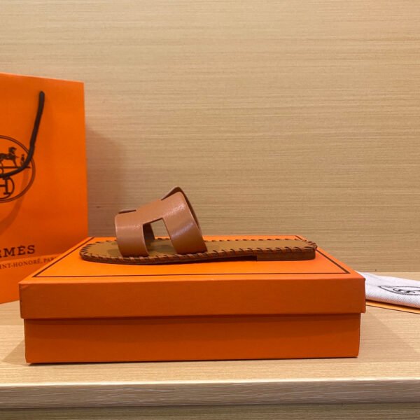 8E3A1469-0BE2-1A51-E082-D13981EB0E59.jpg Hermes Women's Oran Sandal