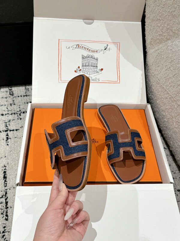9438FD10-0BA2-9596-E451-B8EED7EC1434.jpg Hermes Women's Oran Sandal