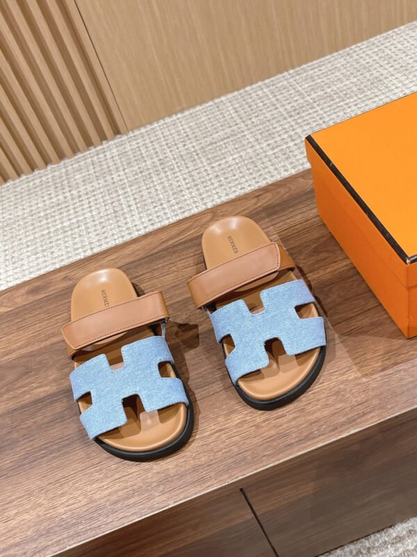 9AC0A9C1-CA45-4819-D364-21A5F1EA8D77.jpg Hermes Unisex Chypre Sandal