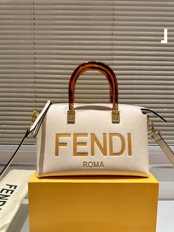 9C66930D-AE1D-B353-D7F9-9A5AB7B8DB58.jpg Fendi By The Way Medium - White