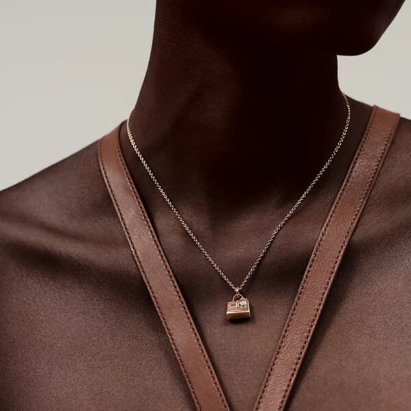 A0A662FE-FD3E-FFB2-BC15-DA3B47AC476C.jpg Amulettes Kelly pendant