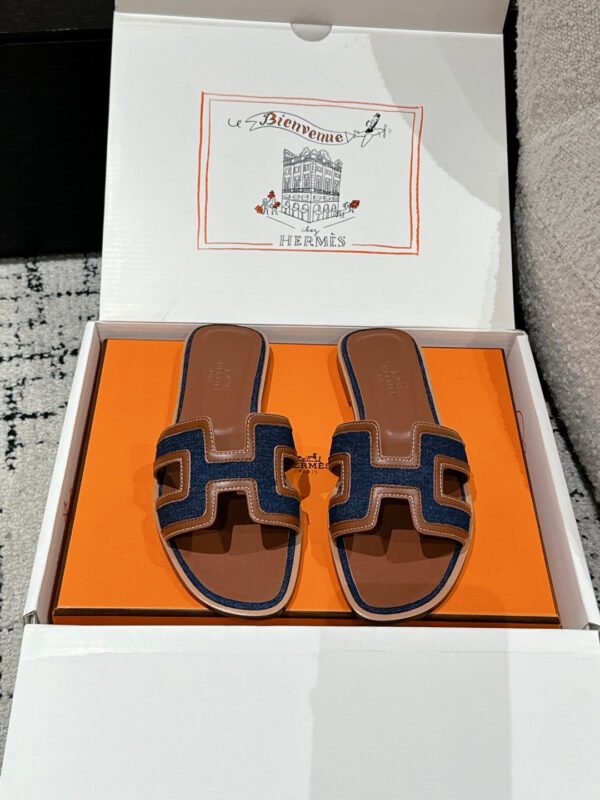 A4F79D95-E53A-3CBF-9ACF-6D2A54DAFEF3.jpg Hermes Women's Oran Sandal