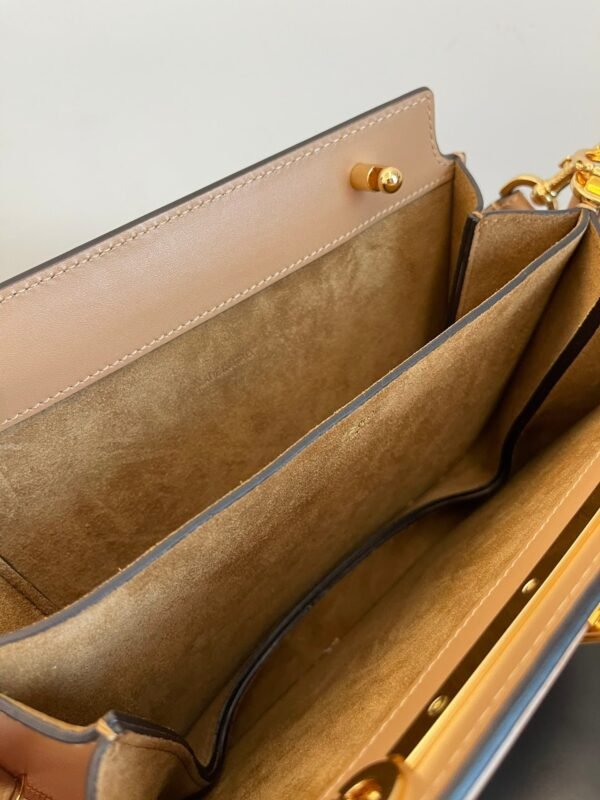 AC7A5098-53A3-C662-1A35-FC10745DCE8A.jpg Fendi Touch Bag