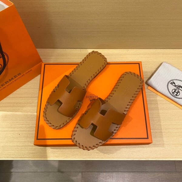 B3324B44-58E9-7839-ECA5-7366F16F8886.jpg Hermes Women's Oran Sandal