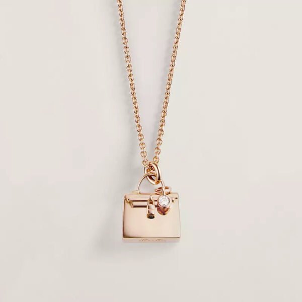 B8D985C9-1214-C7BE-9E59-2F520508E95E.jpg Amulettes Kelly pendant