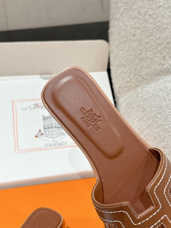 BE7C815E-C8DF-8671-CD70-FE3C98D387F0.jpg Hermes Women's Oran Sandal