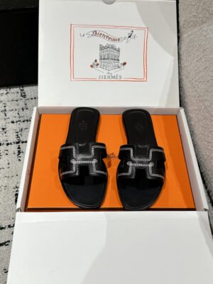 BFB9A46A-478C-A115-F09C-230594CF829E.jpg Hermes Women's Oran Sandal