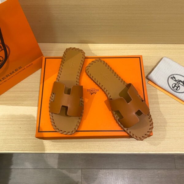 C0D4D372-A5F6-D0ED-25A7-F7025BFD22A9.jpg Hermes Women's Oran Sandal