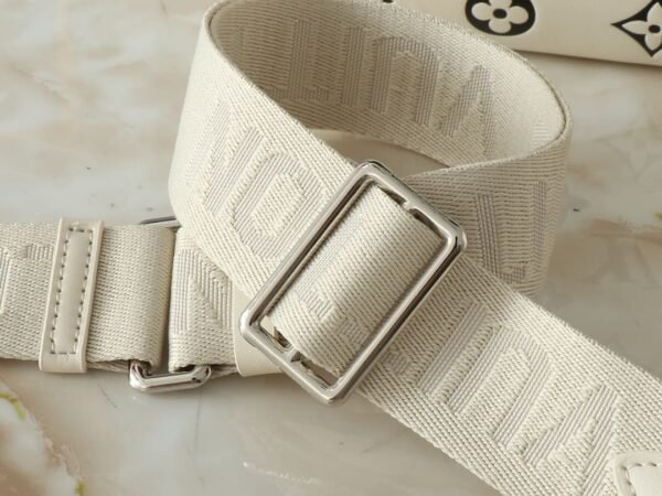 Louis Vuitton M11986 Coussin PM