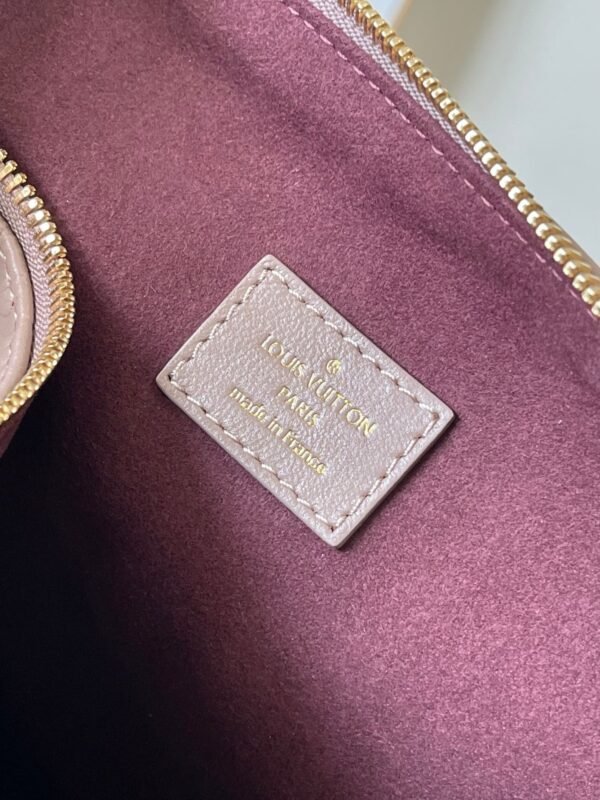 Louis Vuitton M12071 Coussin Hobo MM