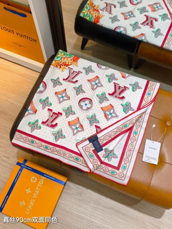 C664C100-9E92-B94C-5DB3-84808E13FA90.jpg Monogram LV Locks Square 90 M79939